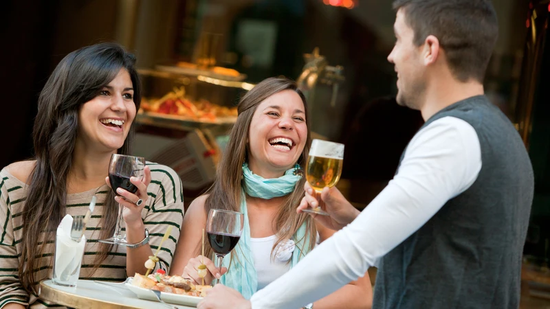 Relaxed conversation in Spanish in London